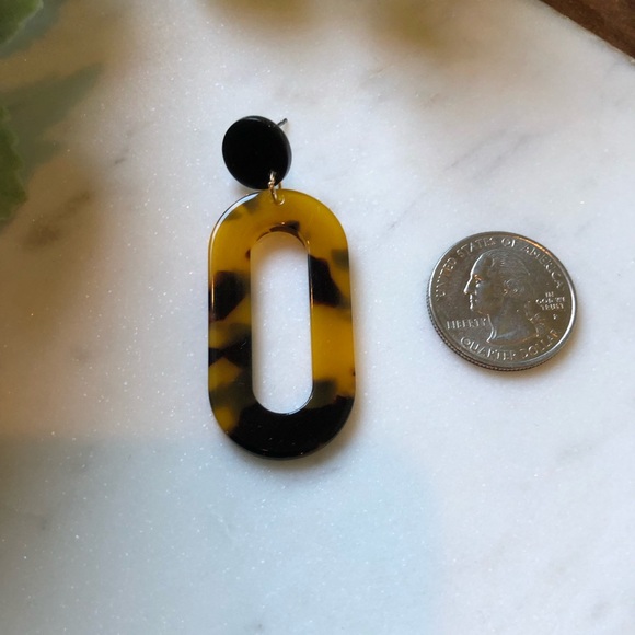 The Ana - Classic Oval Tortoise Resin Earring - Picture 5 of 6